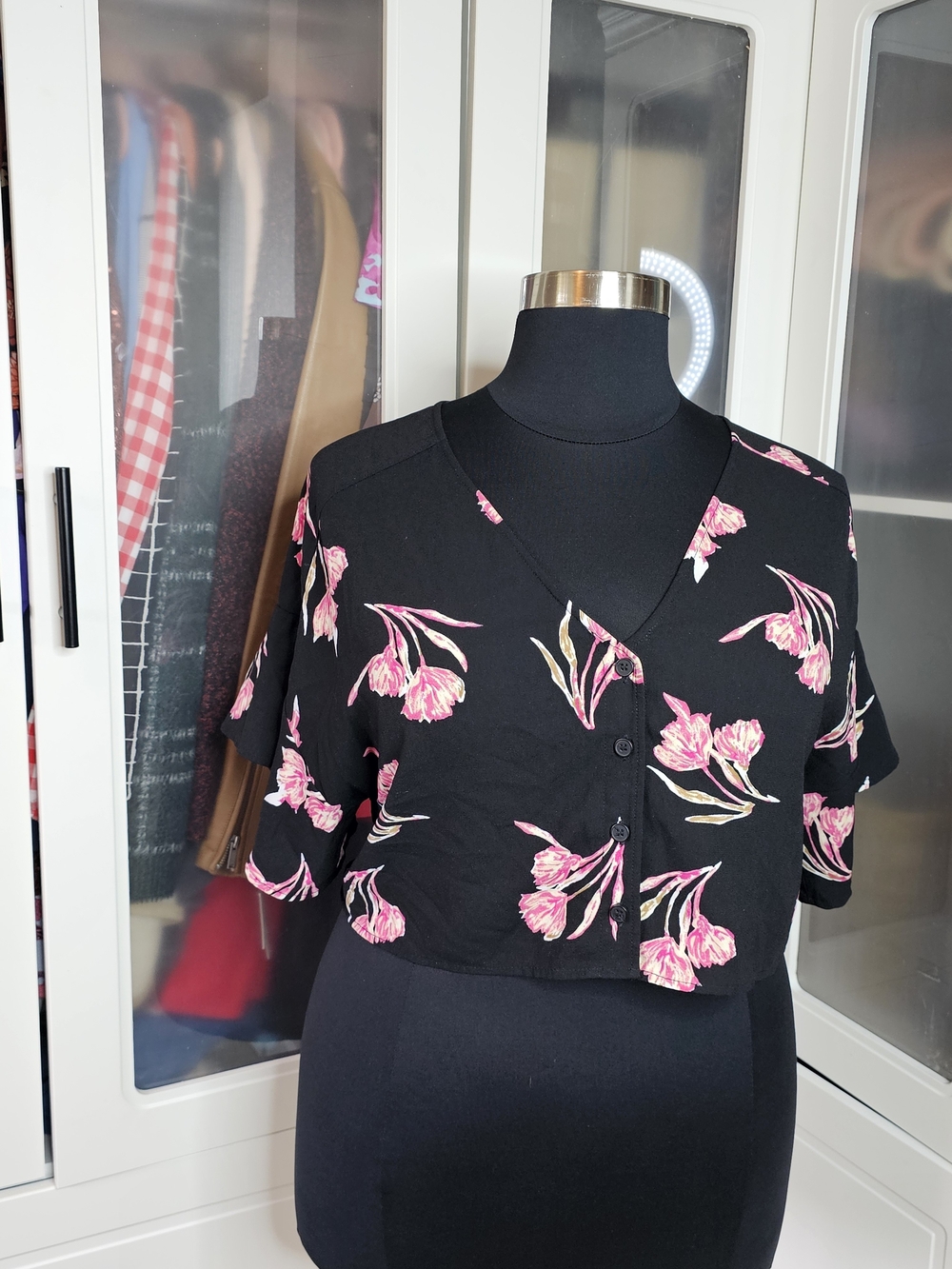 Leith Women’s Black Floral Button-Front Crop Top Size XXL